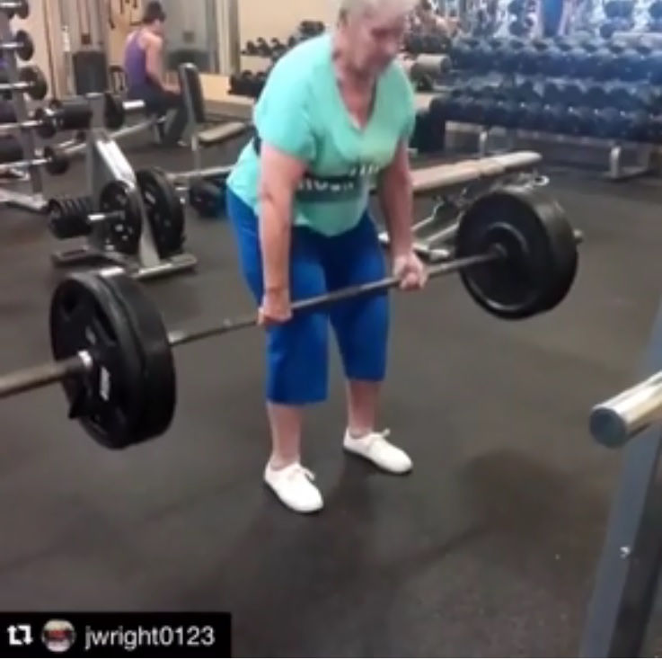 Bà cụ 80 tuổi nhấc tạ 100 kg dễ như bỡn - 1