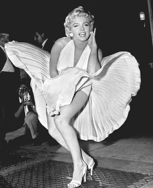 Loạt pha tốc váy gợi nhớ "bom sex" Marilyn Monroe - 1