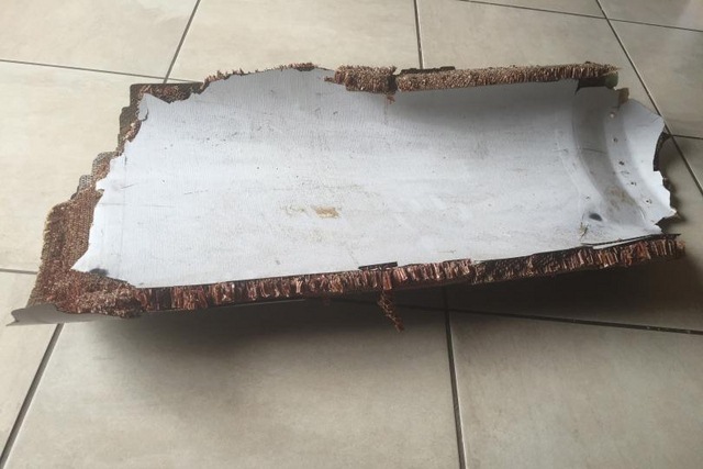 Mảnh vỡ ở Mozambique cùng loại với MH370 - 1