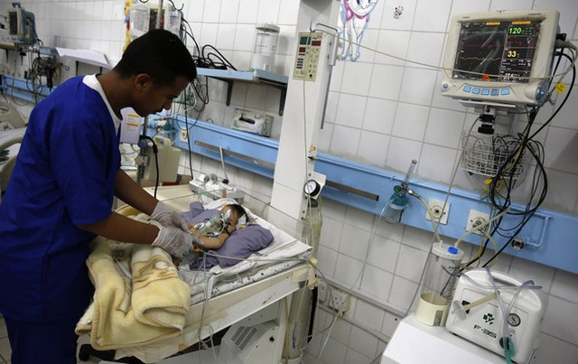 Bé 5 tháng tuổi sinh ra trong chiến tranh, đói đến chết - 7