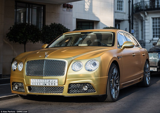 Một chiếc Bentley Flying Spur trị giá 220.000 bảng Anh,