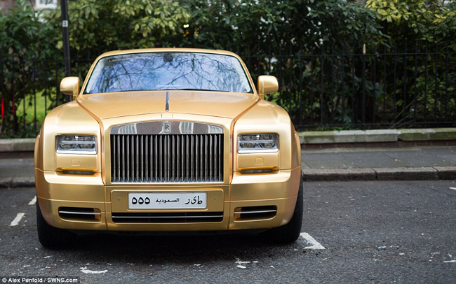 Rolls-Royce Phantom Coupe sở hữu động cơ 6,75 lít, và là một chiếc xe hoàn hảo cho những thượng khách trong suốt hành trình