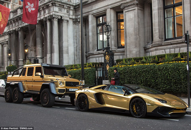 Theo dân chơi xe, để phủ vàng cho mỗi chiếc xe, chủ nhân của nó phải bỏ ra khoảng 4.000 bảng (tương đương 128 triệu đồng)