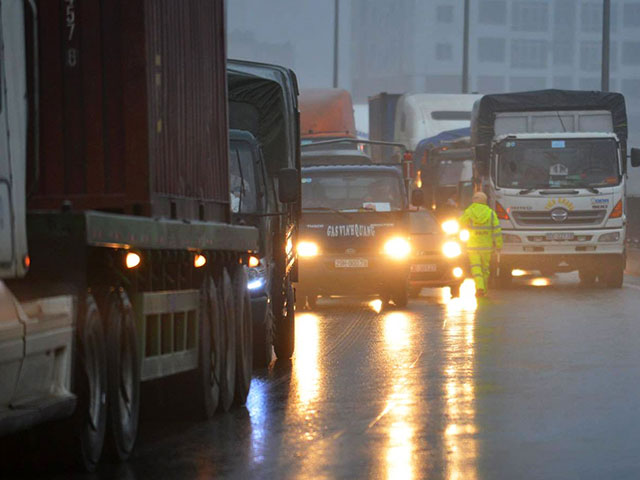 HN: Xe tải lao vào container đang đỗ trên đường trên cao - 2