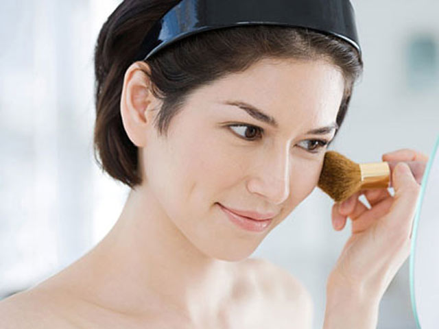 Có nên dùng bột ngô thay phấn phủ? - 1