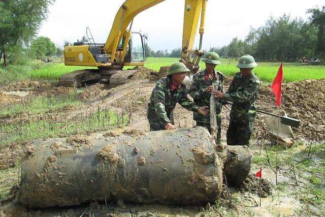 Mất mạng, mang tật vì cưa bom lấy sắt - 1