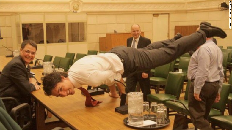 Canada: Thủ tướng đẹp trai khoe động tác yoga cực khó - 1
