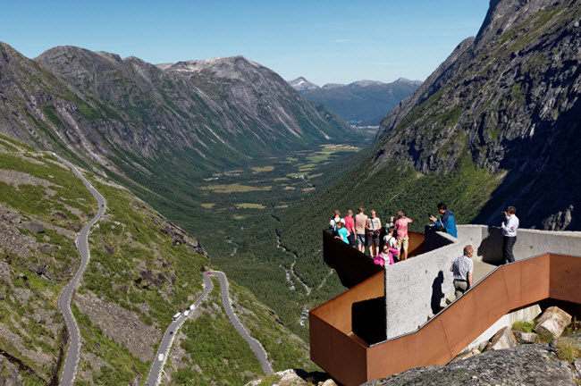 Lối đi bộ trên cao và đài quan sát mang mang tên Trollstigen Visitor Terrace được xây dựng dọc thác nước Stigfossen ở Na Uy vào năm 2010. Nó giúp du khách có một địa điểm lý tưởng để ngắm phong cảnh xung quanh.