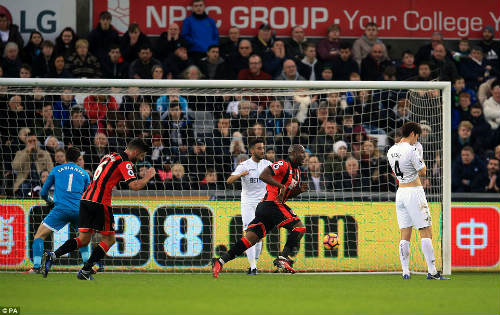 Swansea - Bournemouth: Thay tướng chưa đổi vận - 1