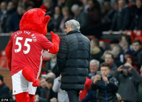 MU: Mourinho thắng &#34;canh bạc&#34; tấn công... nhờ vợ - 3