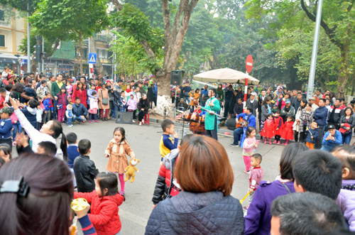 Phố đi bộ Hồ Gươm đông nghẹt người ngày đầu năm - 4