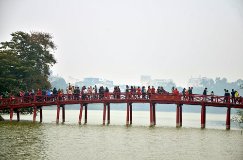 Phố đi bộ Hồ Gươm đông nghẹt người ngày đầu năm - 6