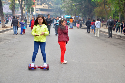 Phố đi bộ Hồ Gươm đông nghẹt người ngày đầu năm - 5