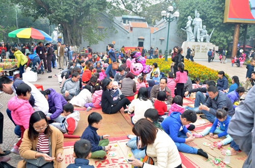 Phố đi bộ Hồ Gươm đông nghẹt người ngày đầu năm - 9