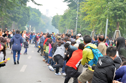 Phố đi bộ Hồ Gươm đông nghẹt người ngày đầu năm - 10