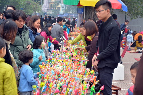 Phố đi bộ Hồ Gươm đông nghẹt người ngày đầu năm - 8