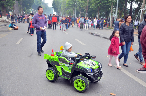 Phố đi bộ Hồ Gươm đông nghẹt người ngày đầu năm - 12