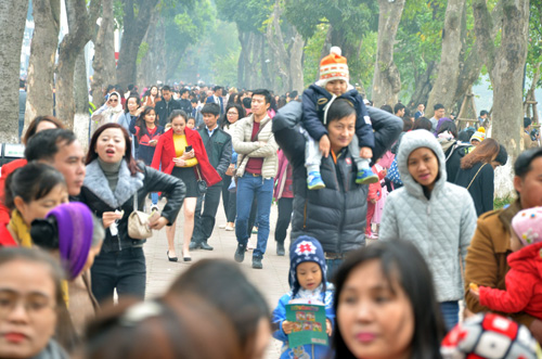 Phố đi bộ Hồ Gươm đông nghẹt người ngày đầu năm - 11