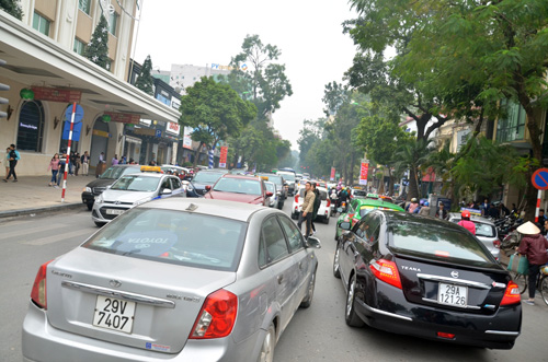 Phố đi bộ Hồ Gươm đông nghẹt người ngày đầu năm - 15