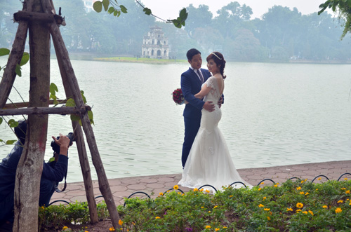 Phố đi bộ Hồ Gươm đông nghẹt người ngày đầu năm - 13