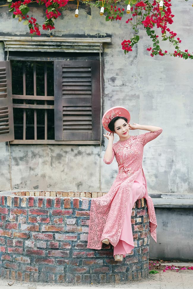 Đặc biệt yêu thích áo dài truyền thống, "hot girl phẫu thuật thẩm mỹ" Vũ Thanh Quỳnh đã thực hiện bộ ảnh áo dài đón xuân. 