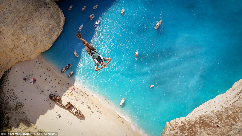 Những pha mạo hiểm “sảy chân là chết” ấn tượng nhất 2016 - 6