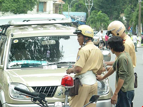 Không dễ khóa bánh ô tô đậu tràn lan - 1