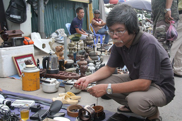 Ngày đầu năm, hàng trăm người đi chợ &#34;lục lọi&#34; kỷ niệm - 2