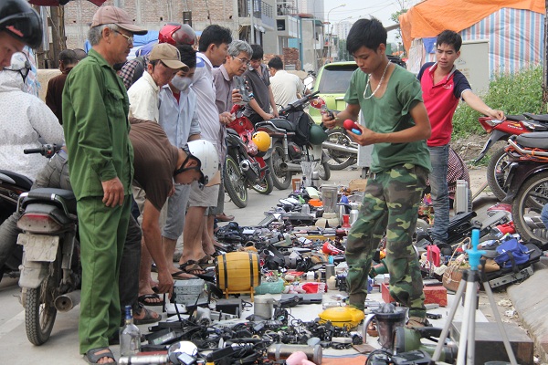 Ngày đầu năm, hàng trăm người đi chợ &#34;lục lọi&#34; kỷ niệm - 4