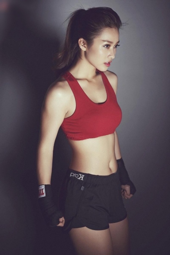 Khả Ngân - hotgirl đình đám cũng xuất thân từ&nbsp;bộ môn&nbsp;boxing, cô nàng khoe eo thon trong chiếc áo croptop gợi cảm.