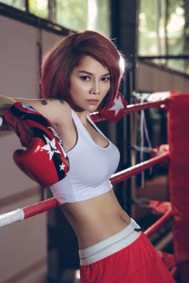Nữ DJ nóng&nbsp;bỏng Qdoll hút mắt với trang phục khoe eo thon quyến rũ.