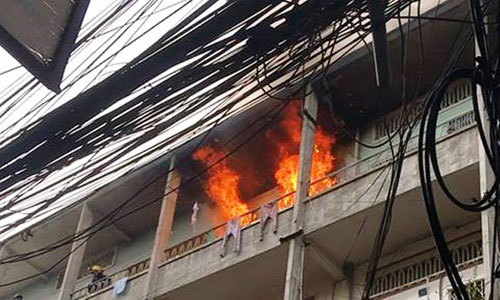 Cháy chung cư ở Sài Gòn, dân nháo nhào tháo chạy - 1