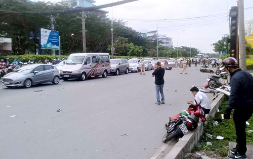 Xe máy nằm la liệt trên đường sau cú tông kinh hoàng của ô tô &#34;điên&#34; - 2