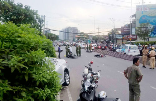 Xe máy nằm la liệt trên đường sau cú tông kinh hoàng của ô tô &#34;điên&#34; - 1