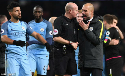 Man City thắng nhọc, Pep trút giận lên phóng viên - 1