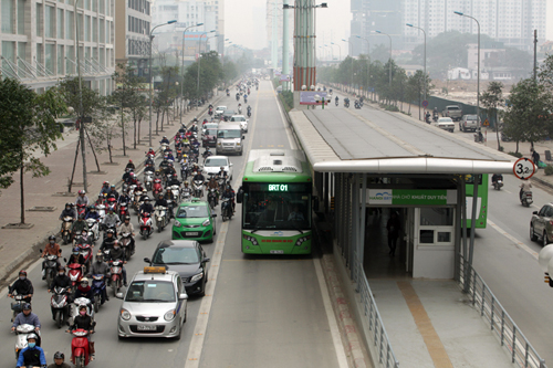 Ô tô xếp hàng, xe máy leo vỉa hè nhường đường xe buýt nhanh - 1
