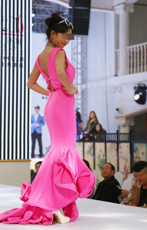 Mẫu nhí mặc nội y trình diễn khiến khán giả bức xúc - 4