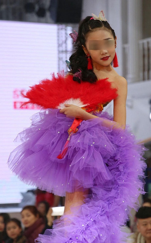 Mẫu nhí mặc nội y trình diễn khiến khán giả bức xúc - 5