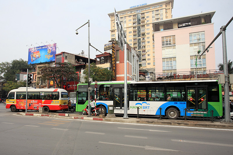 Buýt thường lấn làn buýt nhanh, tài xế bị CSGT nhắc nhở - 2