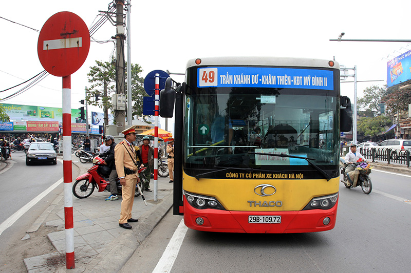 Buýt thường lấn làn buýt nhanh, tài xế bị CSGT nhắc nhở - 4