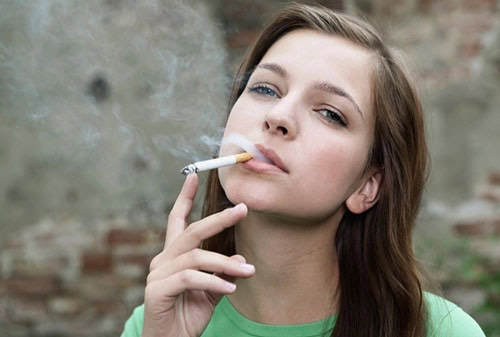 Nghiên cứu mới: Nguy cơ đột quỵ não tăng cao ở phụ nữ hút thuốc lá - 1