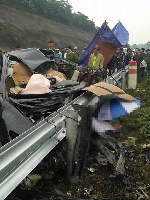 Ô tô vỡ nát trên cao tốc HN- Lào Cai, tài xế tử vong tại chỗ - 1