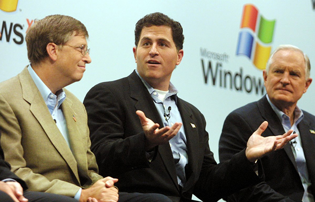 Cũng trong năm 1998, Jobs đã thuê Tim Cook để phụ trách các hoạt động trên toàn thế giới của Apple. Hiện, Tim Cook đang giữ chức Giám đốc điều hành Apple.