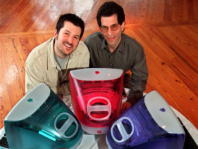Đây là lần đầu tiên thế giới có mẫu máy tính nhiều màu sắc nhờ thiết kế của Jonathan Ive. iMac đã tạo ra bước đột phá rất cần thiết lúc này, giúp Apple bán 800.000 máy trong 5 tháng đầu tiên.