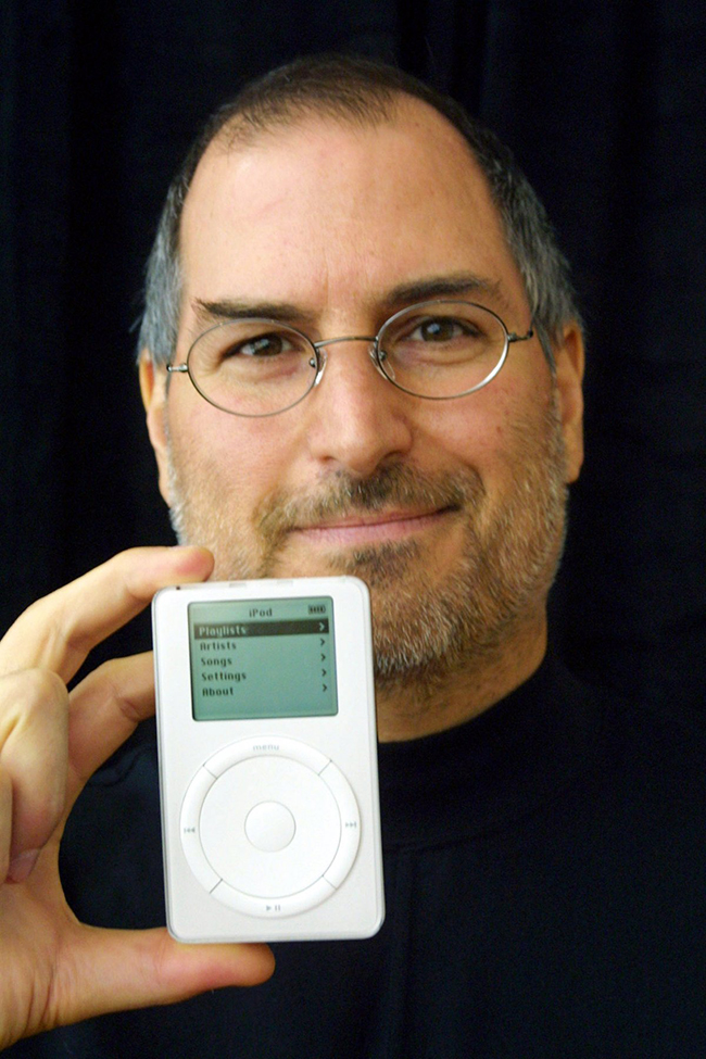 Năm 2001, Apple mở cửa hàng bán lẻ ở Virginia và California. Trong tháng 10, bên cạnh việc bán máy iMac, Apple ra mắt thêm máy nghe nhạc iPod.