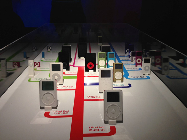 Đến năm 2005, đã có thêm iPod Nano và iPod Shuffle mới nhằm giảm dần kích thước. Cùng năm đó, Apple giới thiệu iPod mới với khả năng chơi video và có thể mua phim và video trên iTunes.