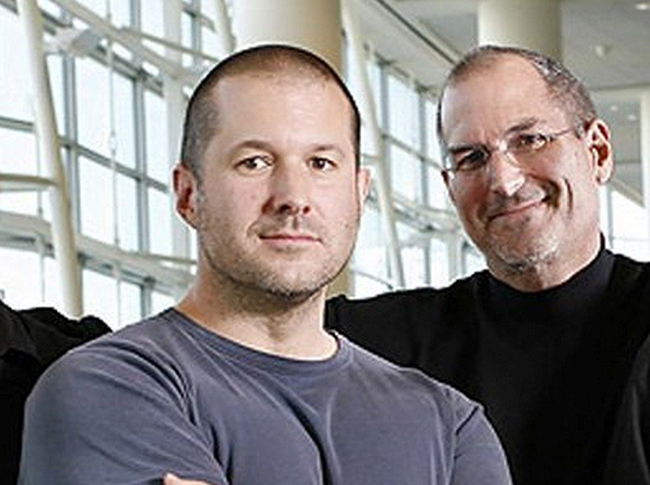 Qua nhiều năm, Apple của Jobs nhận thấy cần phải mở rộng chuyên môn thiết kế của nó để tạo ra một thiết bị màn hình cảm ứng mới. Năm 2004, Jobs đã lập dự án Purple, dưới sự giám sát của mình và Ive phụ trách, để phát triển một thiết bị màn hình cảm ứng.