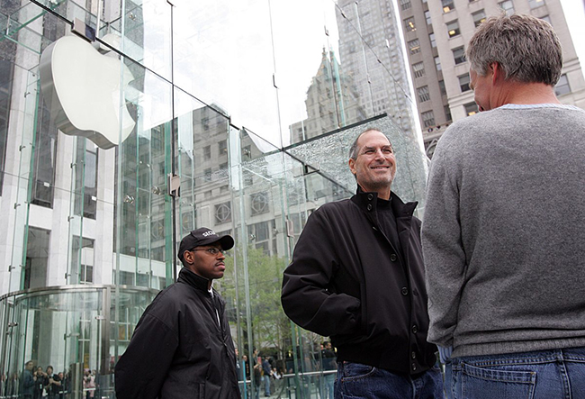 Năm 2006, Apple Store mở ra ở trung tâm Manhattan với cấu trúc thủy tinh khối độc đáo, làm cho nó hiện đại nhất thành phố New York. Nhưng tại thời điểm này, sức khỏe của Jobs đã bắt đầu suy yếu, và mọi người bắt đầu chú ý.