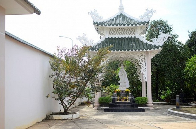 Căn biệt thự của Việt Trinh rộng và thoáng với màu xanh của thiên nhiên. Nữ diễn viên cũng xây dựng nhiều không gian để tĩnh tâm, hướng về Phật pháp.