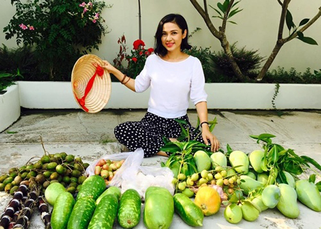 Khi thu hoạch, Việt Trinh mang về rất nhiều trái cây, rau xanh vừa tươi vừa sạch.